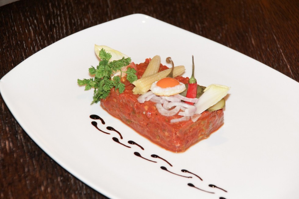 Dry-Aged Beef Tatar mit Wachtel Ei Dry-Aged Beef Tatar mit Wachtel Ei