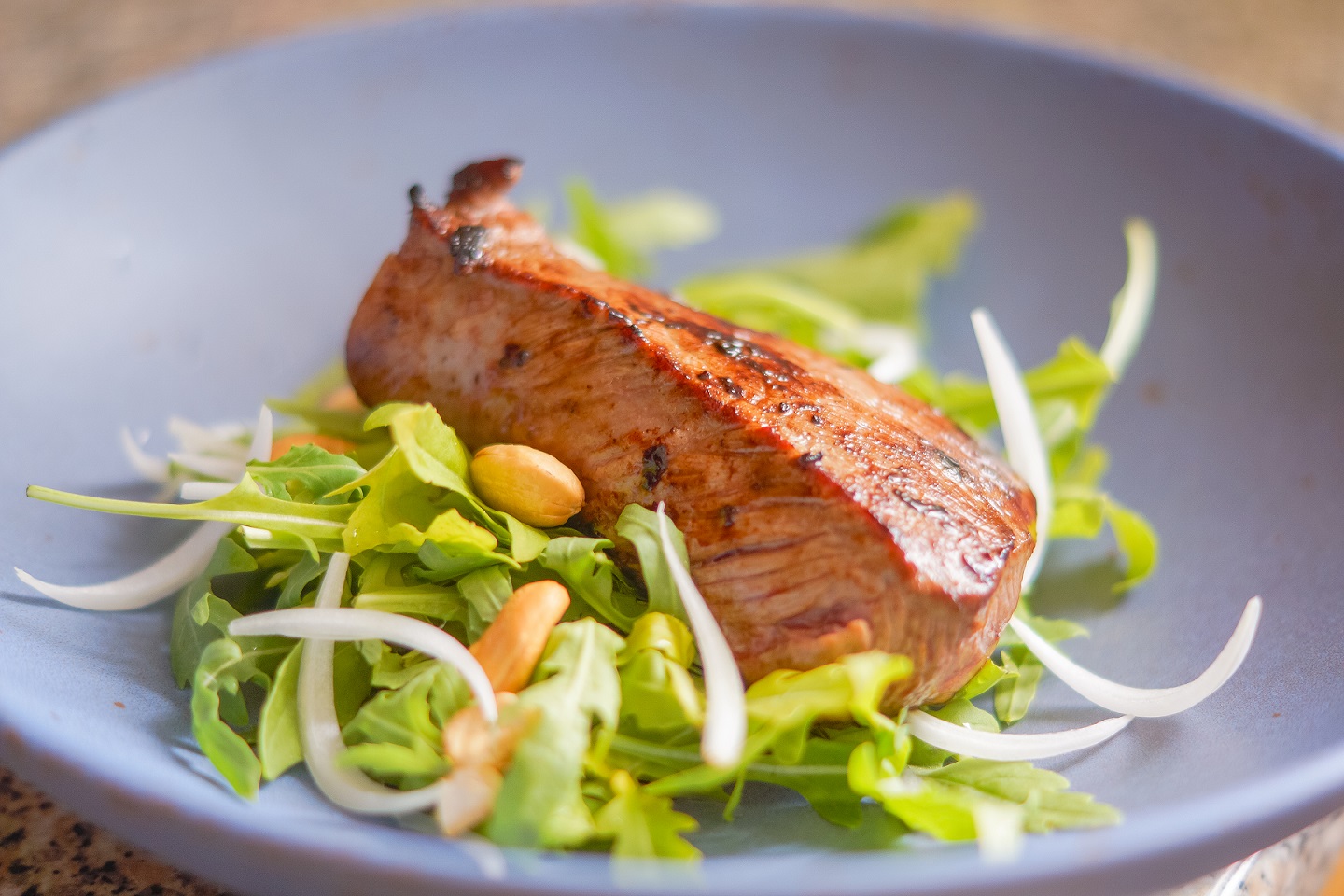 Dry-Aged-Roastbeef mit Rucola-Cashew-Salat Dry-Aged-Roastbeef mit Rucola-Cashew-Salat