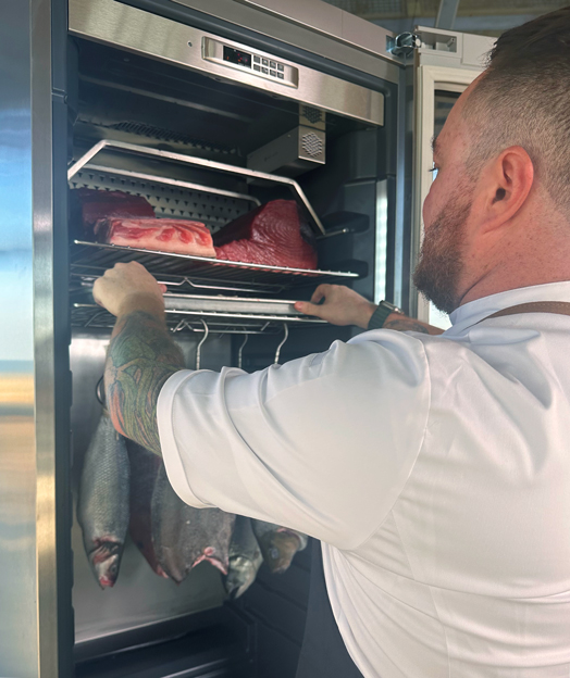 Dry aging fish at the touch of a button