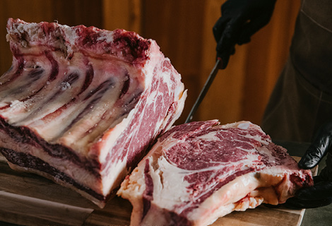 Fleisch in Steaks schneiden