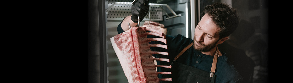 Fleisch in den DRY AGER Reifeschrank hängen