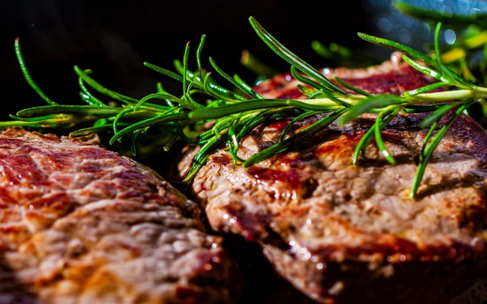 Dry-Aged Ribeye Steak mit Champignons und Camembert Dry-Aged Ribeye Steak mit Champignons und Camembert
