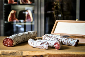Dry Aged Salami aus dem Reifeschrank