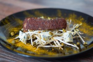 Dry-Aged Entrecôte Steak mit Sumach und Fourme d'Ambert Salat