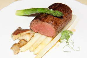 Dry-Aged Rinderfilet mit Spargel und Pilzen