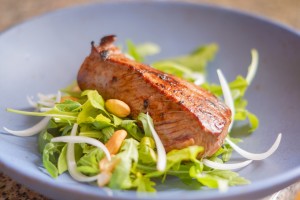 Dry-Aged-Roastbeef mit Rucola-Cashew-Salat