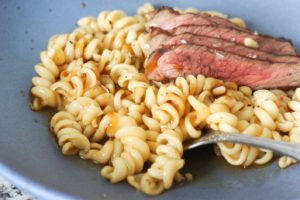 Asiatische Fusili mit Pinienkernen und Dry-Aged Beef