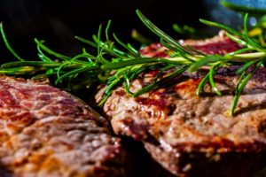 Dry-Aged Ribeye Steak mit Champignons und Camembert