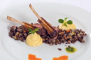 Dry Aged Lammkoteletts mit Linsensalat